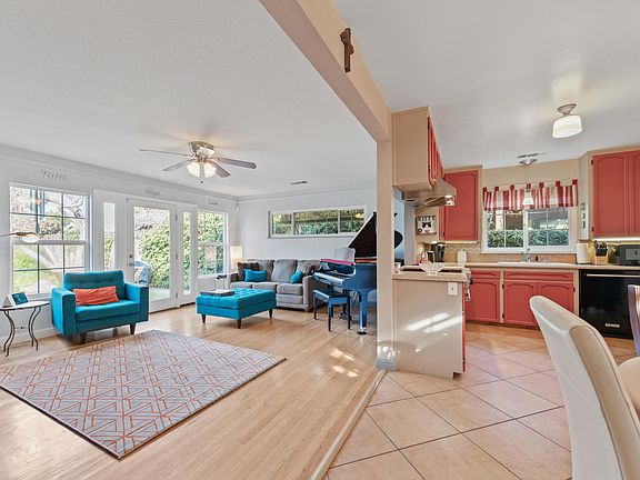 4th image of 1008 E Cypress Ave