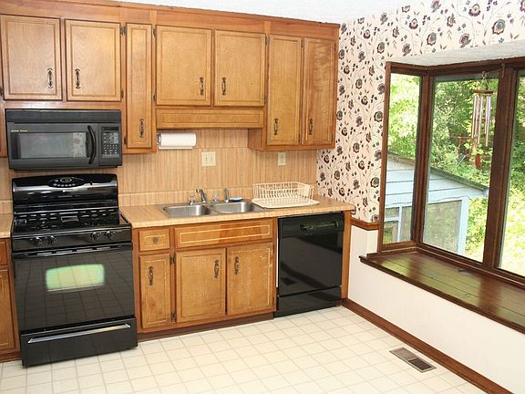 4th image of 2862 Suffolk Ct