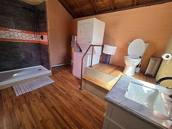 4th image of 608 N Black St