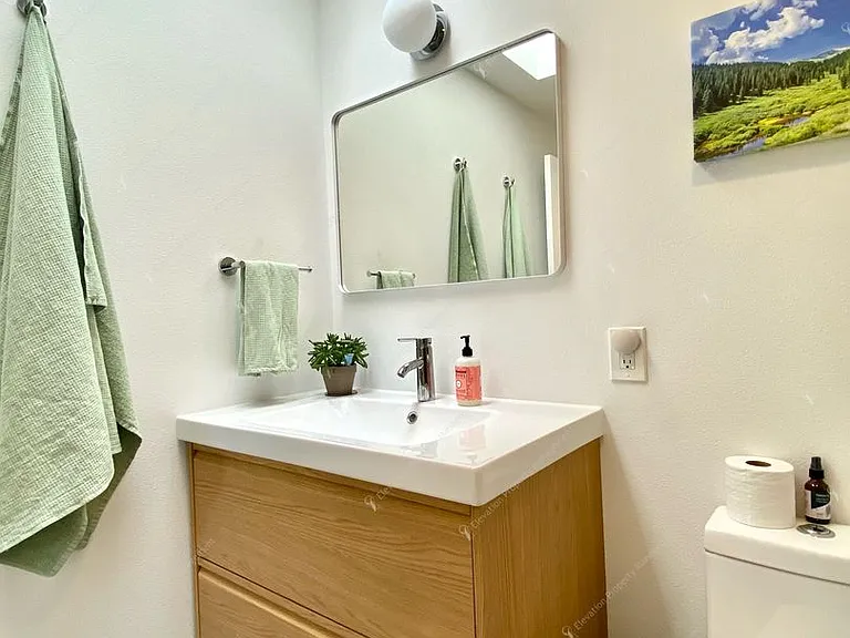 1213 NE Hollinshead Dr — Photo 16