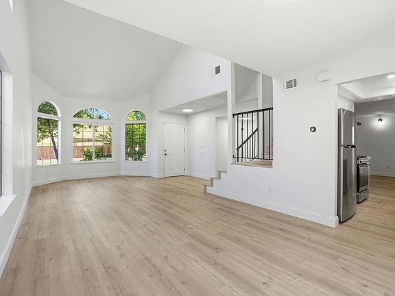 3rd image of 4368 Via Dora Dr