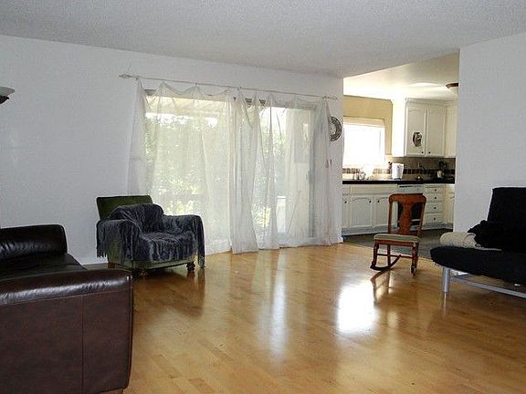 Kitchen/family room combo