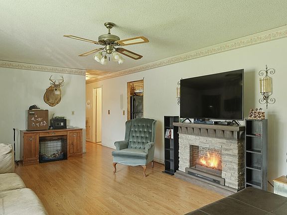 5th image of 2567 Railroad St