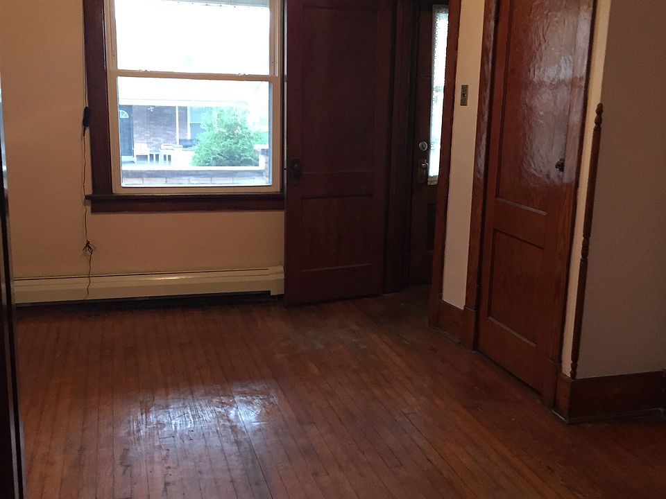 Front Entry/Livingroom