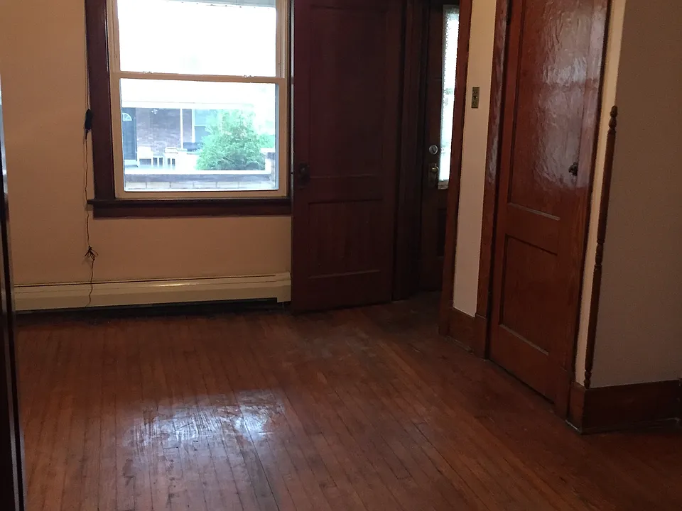 Front Entry/Livingroom