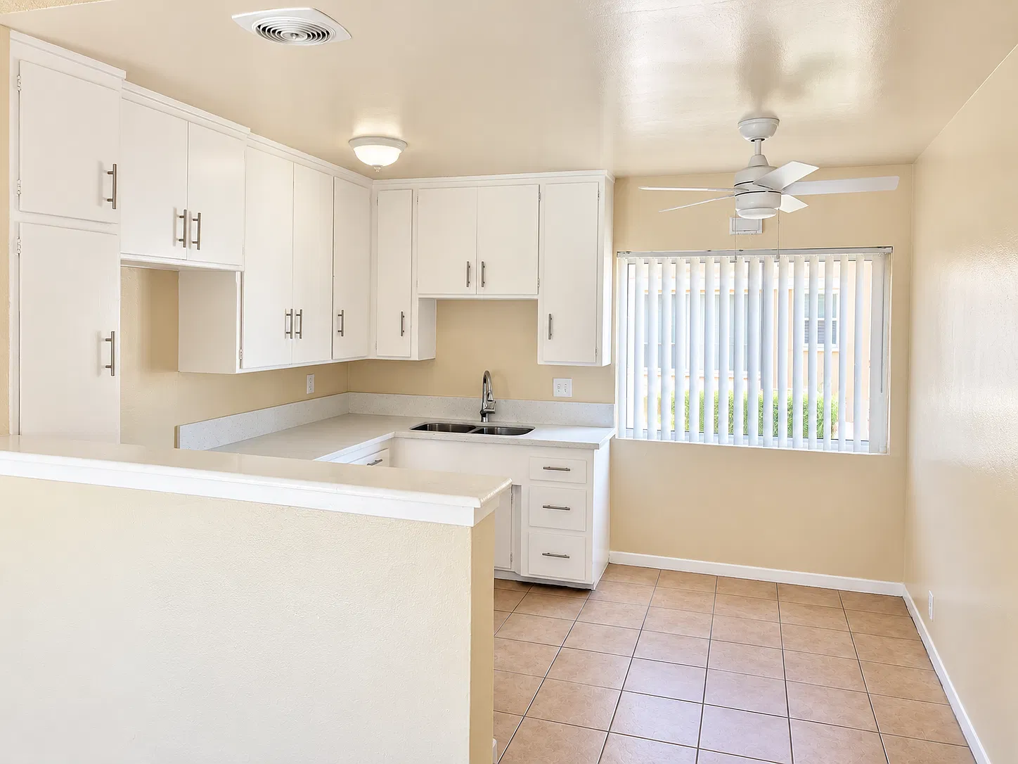 2 bed, 700 sqft, $2,300 — Photo 1