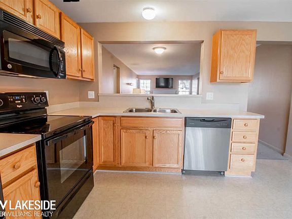 5th image of 44303 Lakepointe Dr