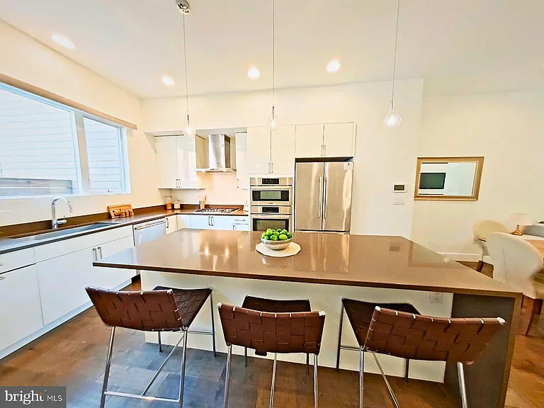 421 Wallace St — Photo 2