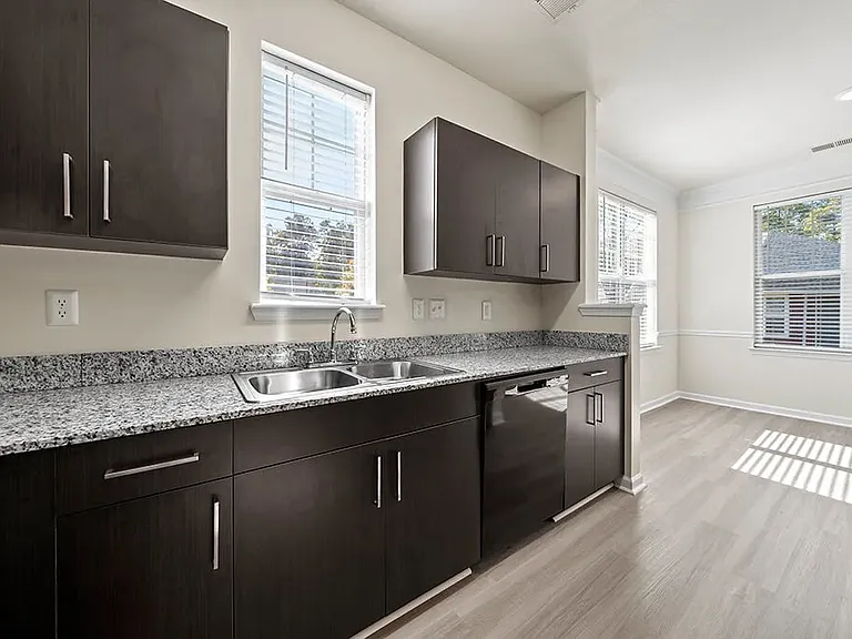 Grand Oaks Apartment Homes — Photo 3