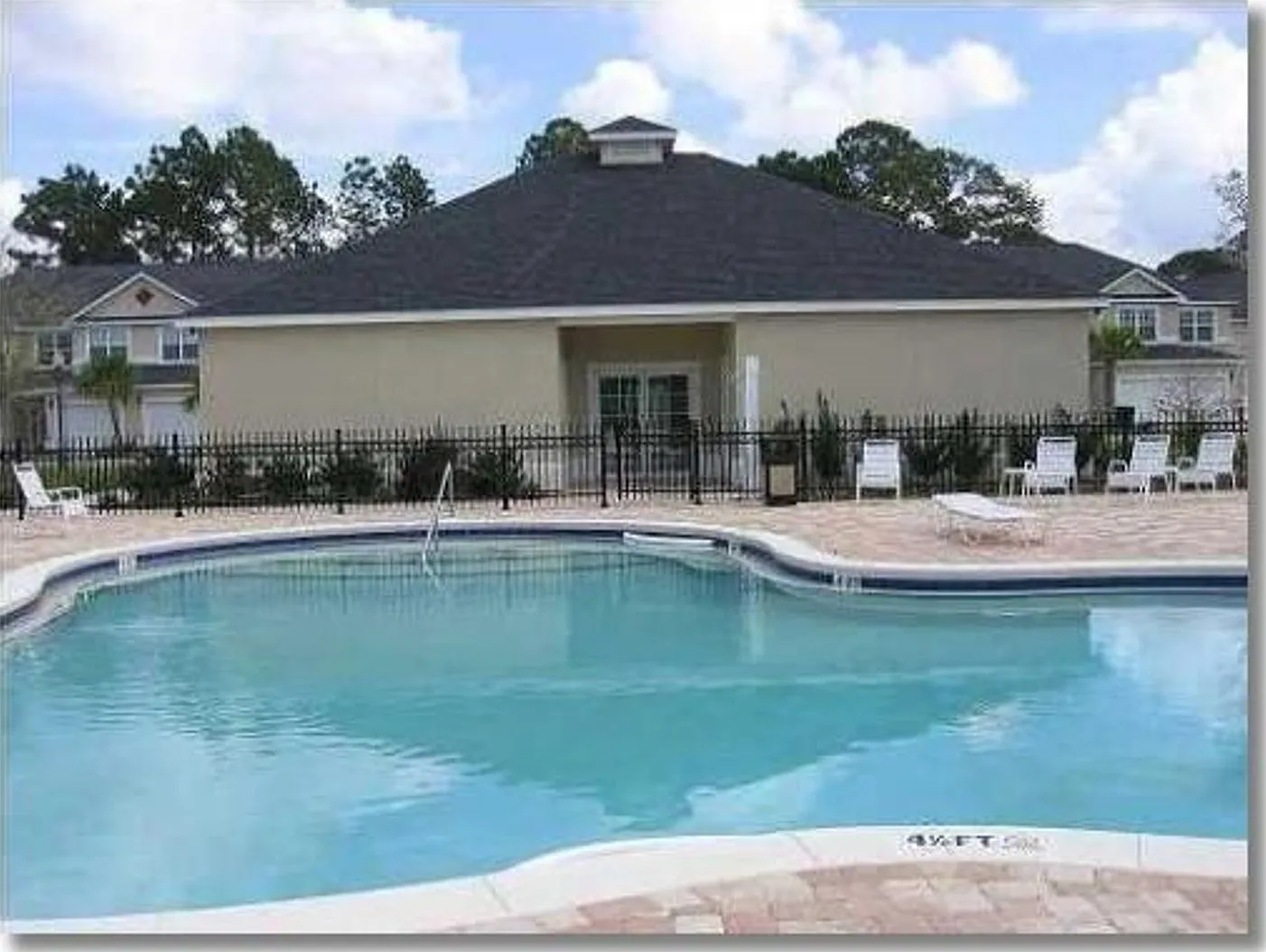 Fabulous Townhome In Gated Community W/Double Ensuites! *Special: 1/2 Off 1st Month's Rent!* — Photo 3