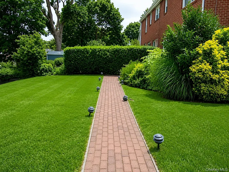 121 Manhasset Ave — Photo 40