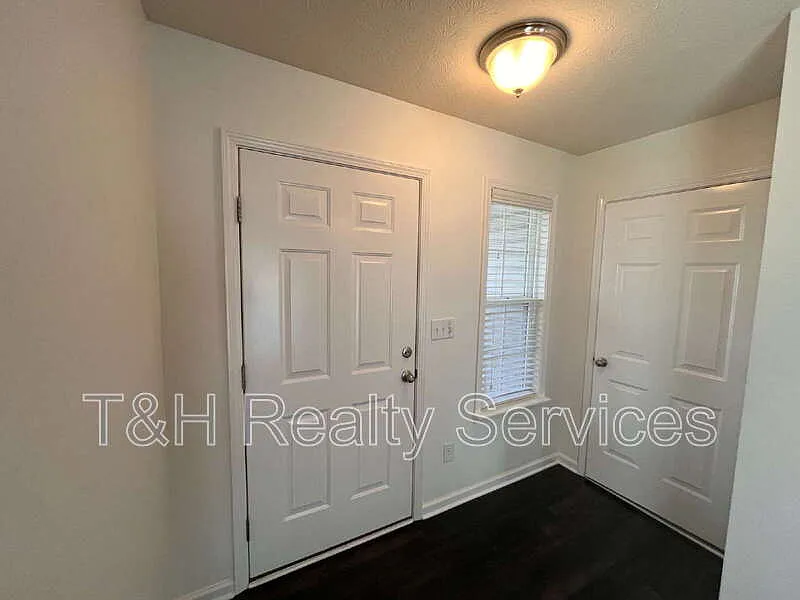 3 bed, 2.0 bath, 1275 sqft, $2,100 — Photo 4