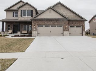 11 Chinkapin Ct, Bloomington, IL 61705