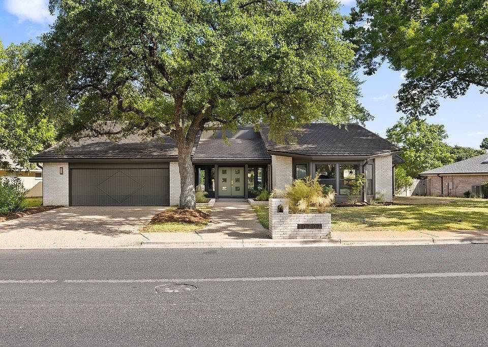 1st image of 10707 Pinehurst Dr