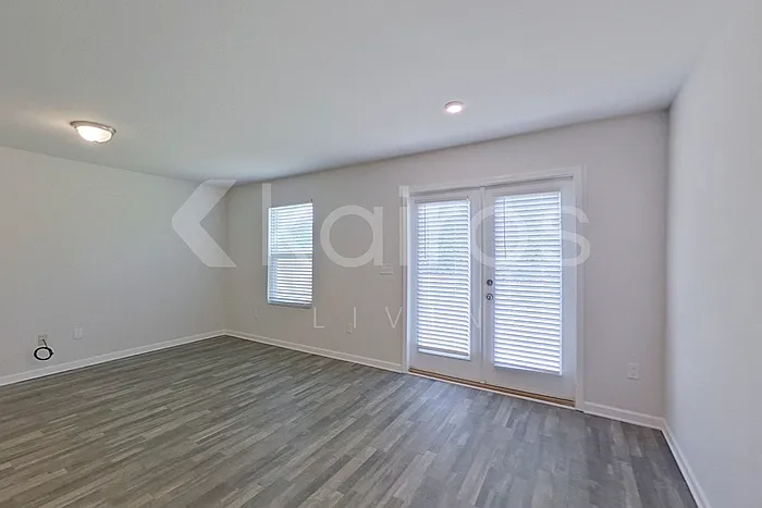 880 Whispering Creek Ave — Photo 2