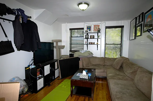 Rented by Realty Advisors Group | media 20