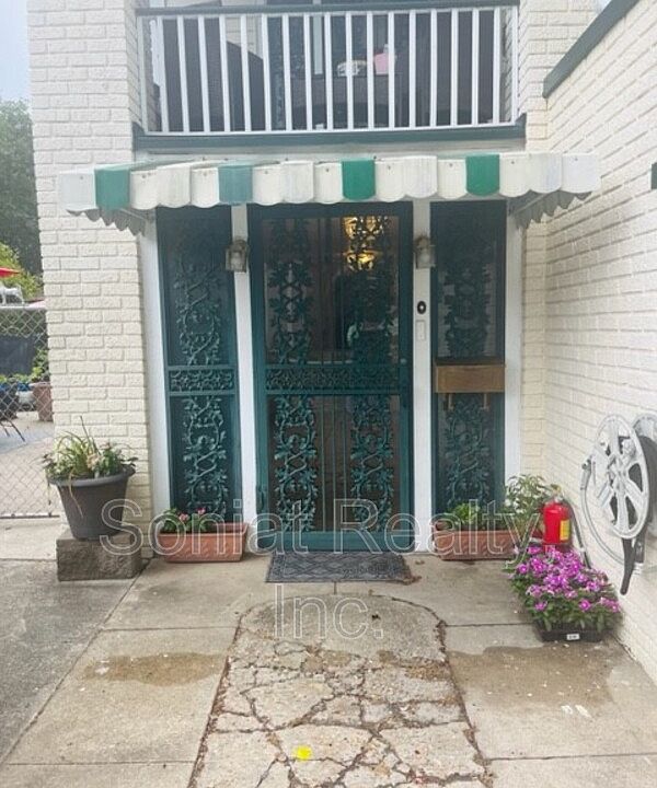 1st image of 4704A Saint Peter St
