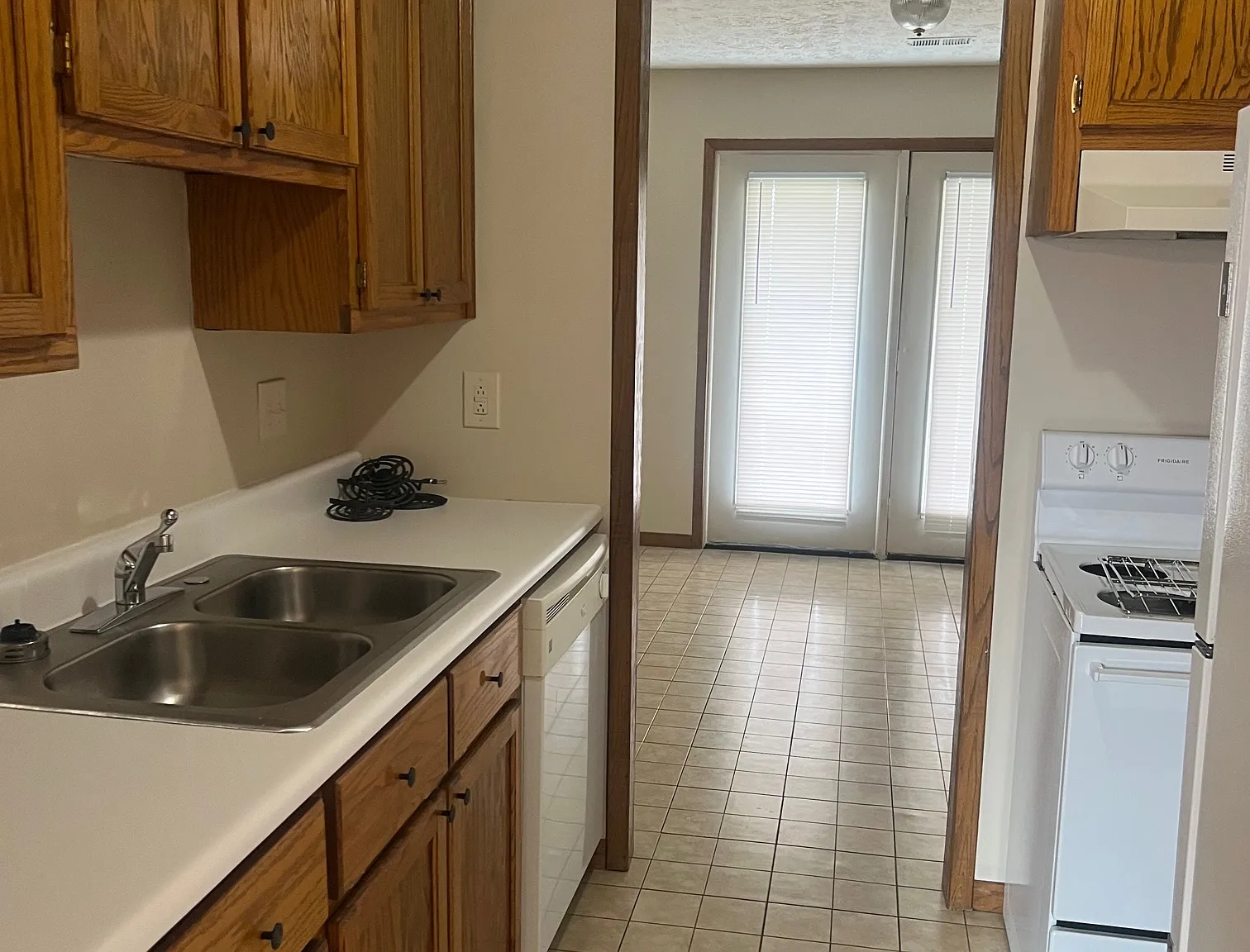2 bed, 1100 sqft, $825 — Photo 2