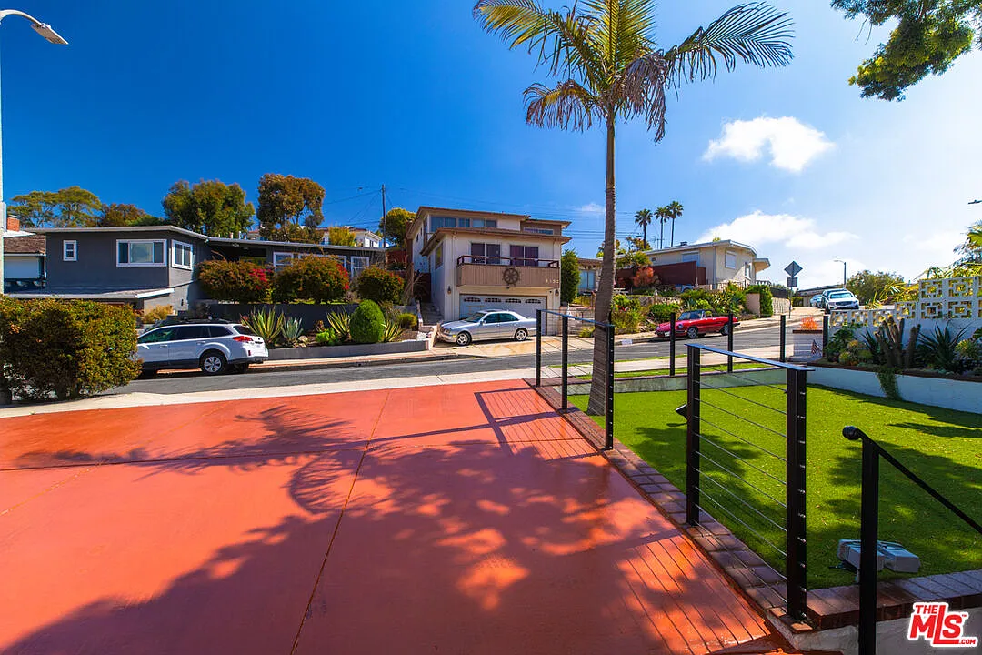 6 bed, 4.0 bath, 4050 sqft, $12,000 — Photo 4