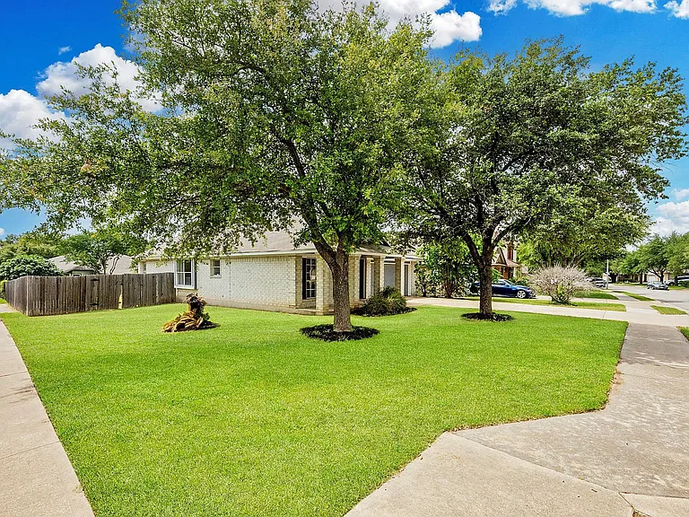 17249 Sandwick Dr — Photo 2