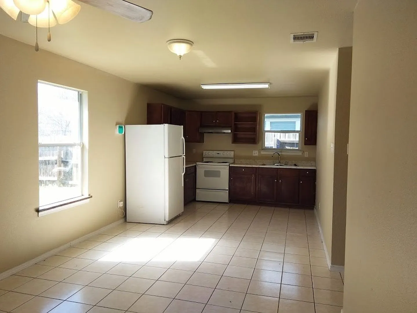 Charming 3-Bedroom Home Near St. Mary's University & Loop 410 — Photo 2