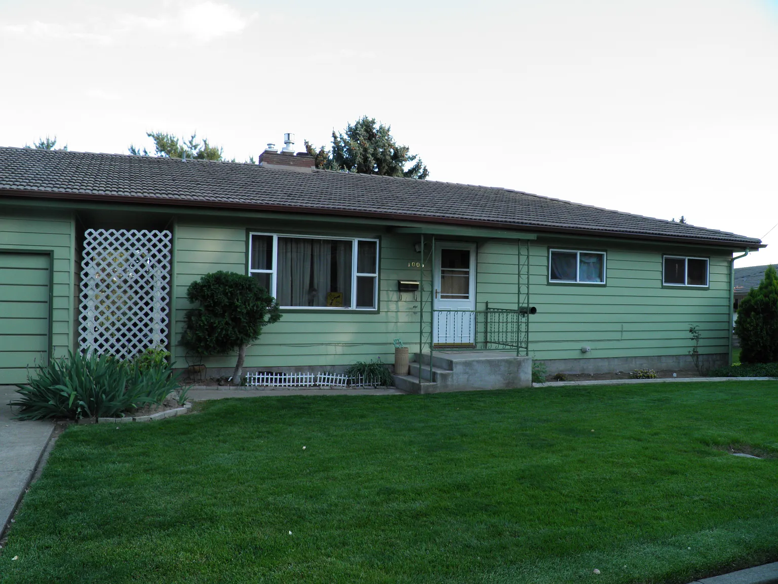 1006 Vivian Dr photo 1