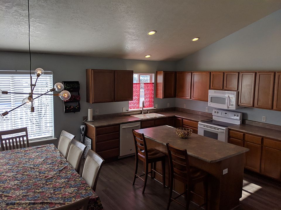 1st image of 465 W Lakeview Dr