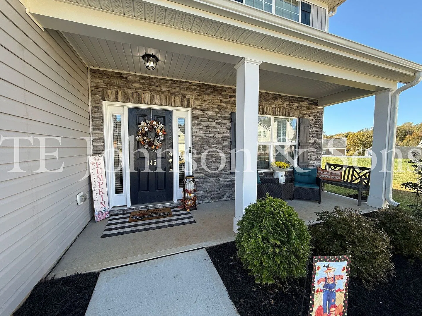 Spacious 5-Bedroom Home with Main-Level Primary Suite, Fireplace & Modern Finishes! — Photo 2