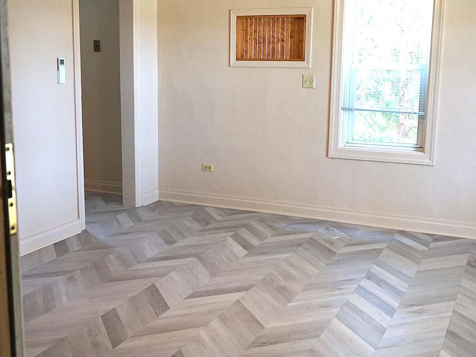 Large living room with new Mitsubishi air conditioner, laminate flooring, cable ready.