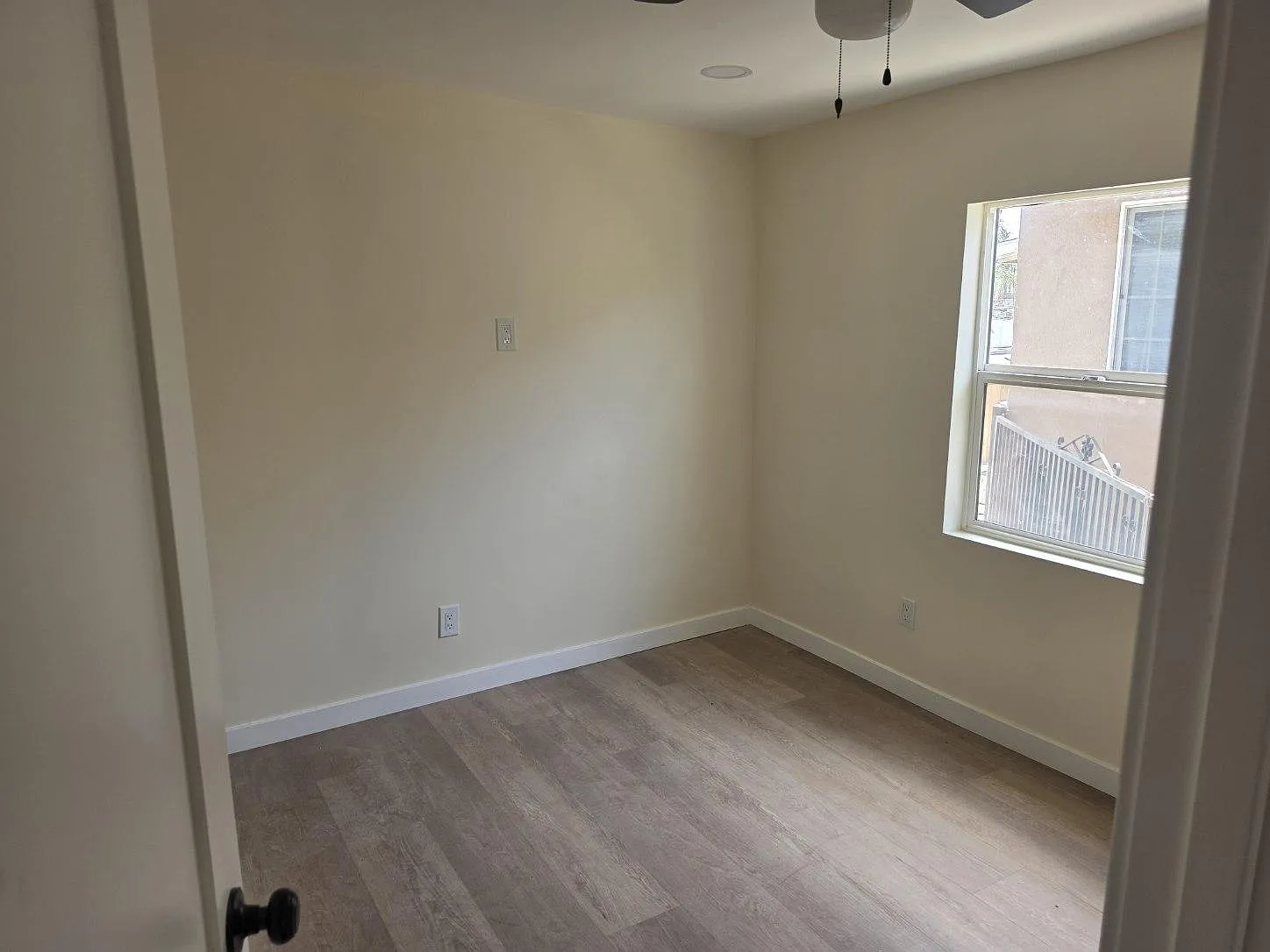 3 bed, 900 sqft, $2,700 — Photo 3