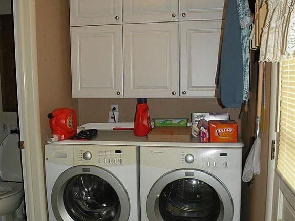 3rd image of 825 Riverlane Dr