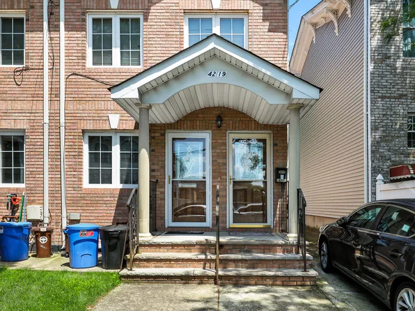 42-19 214th Place image 3 of 44