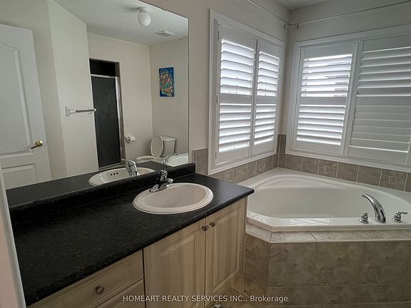 3rd image of 15 Grayleaf Dr