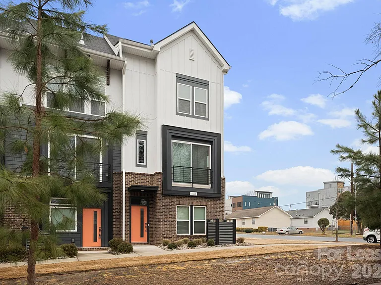 648 W End Dr — Photo 2