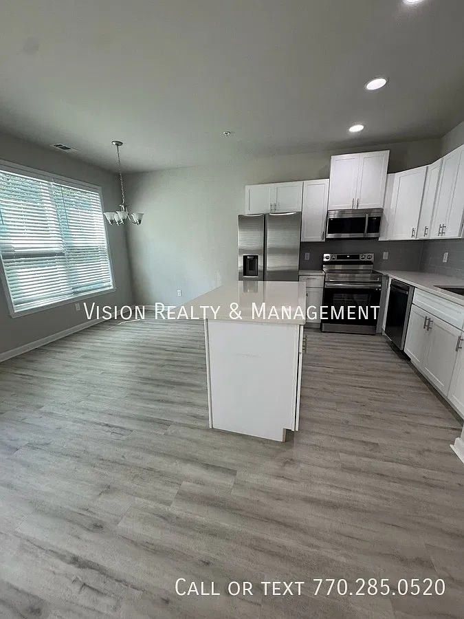 Beautiful 3 BD 2.5 BA Townhome MOVE in READY — Photo 3