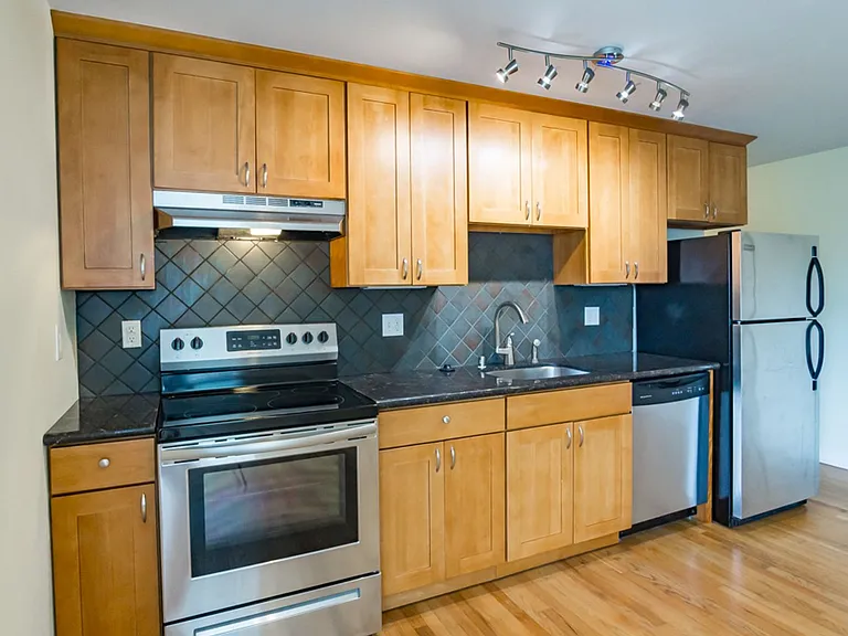 2211 Franklin Ave E — Photo 4