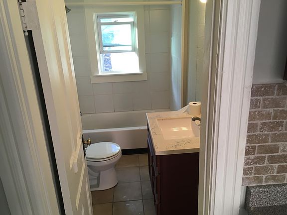 2nd image of 828 West Ave #3