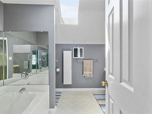 4th image of 3844 Whitley Park Dr