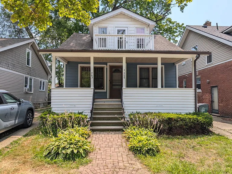 243 W Webster St — Photo 1