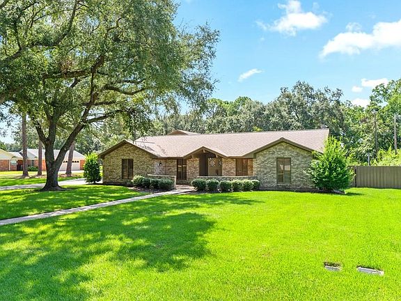 2nd image of 2624 Oak Dr