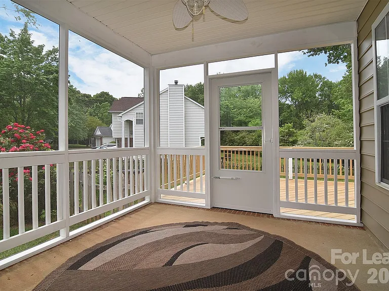 550 Carlisle Dr — Photo 32