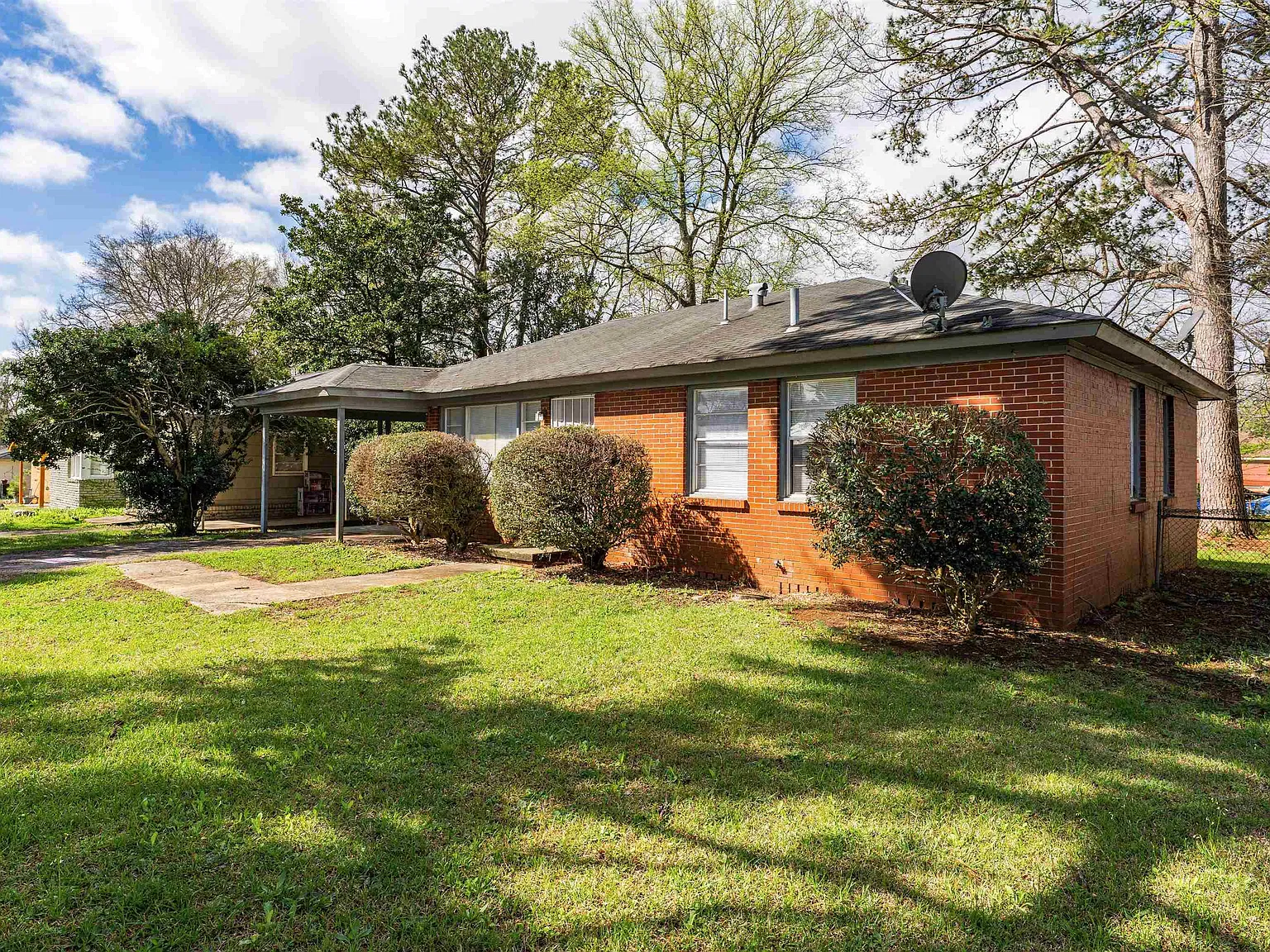 3 bed, 1.5 bath, $950 — Photo 2