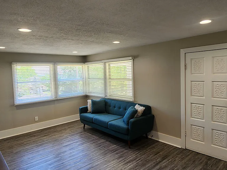 1124 Exter Dr — Photo 3