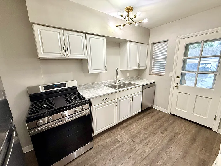 1518 Waltham Rd — Photo 3