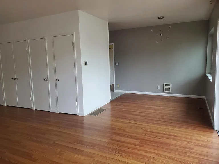581 Merritt Ave — Photo 5