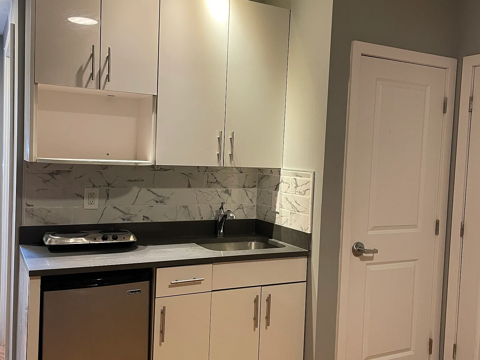Studio, $875 — Photo 2