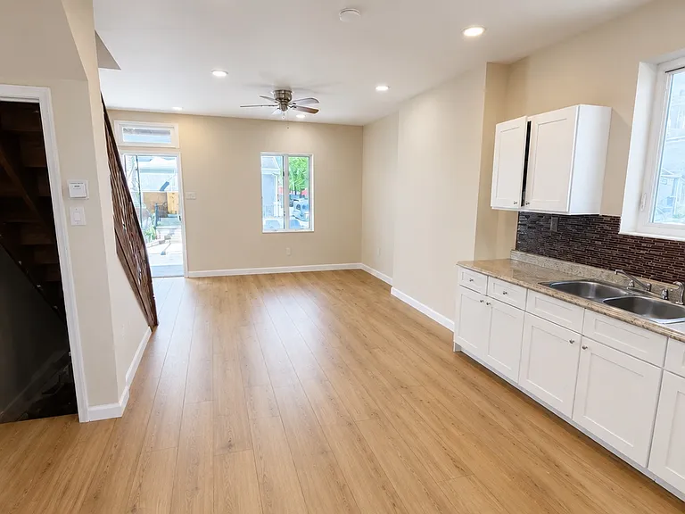 5500 Spring St — Photo 2