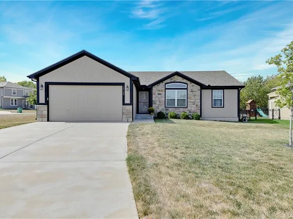 19728 Emerald St, Spring Hill, KS 66083