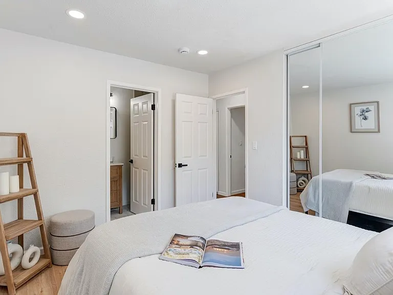 8425 Thornton Ave — Photo 8