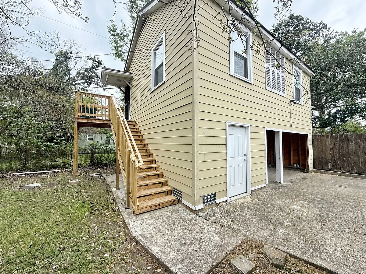 Building Photo - 835 Iris St #1/2